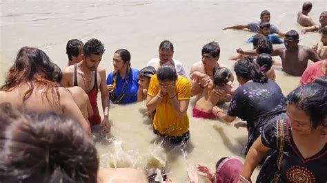 Ganga Snan Open Bath Holy Bath Ganga Snan Haridwar Har Ki Pauri Neeraj No Youtube