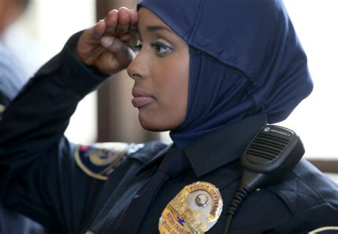 Minnesotas First Hijab Wearing Police Woman How Cool Is She Mvslim