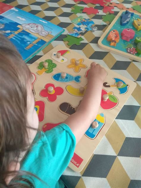 Pues te damos algunas ideas, tanto de juegos individuales como grupales. Juegos didácticos para niños de 2 a 5 años | Maternitis. Maternidad, crianza y planes en familia