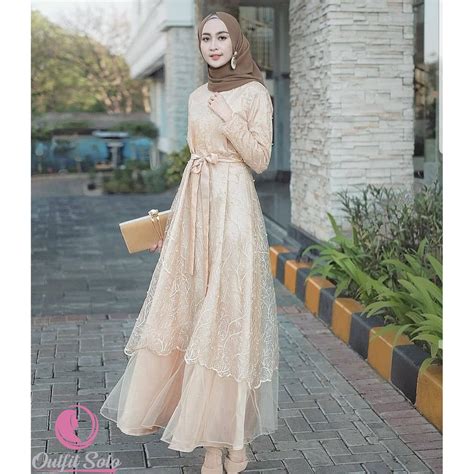 Dress satin kondangan menyiapkan baju buat kondangan tuh susahsusah gampang, ya di satu sisi, kamu ingin tampil sempurna dengan outfit dan dandanan yang lain dari cukup langka, kombinasi satin tebal dengan brokat bertekstur rapat ini bisa kamu adaptasi untuk kondangan bulan depan! Jildan Dress | Outfit Kondangan | Gamis Brokat Terlaris ...