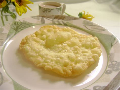 Tome un poco de la masa, y en mesa enharinada extienda bien con ayuda de un bolillo. Dominican Johnny Cakes or Yaniqueque | Mari's Cakes (English)