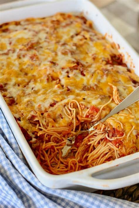 We Love This Baked Spaghetti Casserole For Many Reasons Its Easy