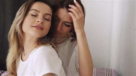 Twee Lesbiennes Liggen In De Slaapkamer Op Het Bed En Grazen Elkaar