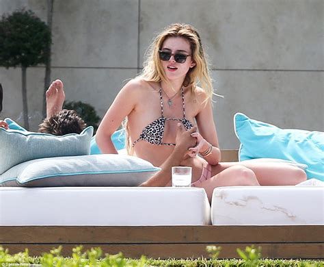 Bella thorne and scott disick are definitely enjoying spending time together. Las instantáneas románticas de Scott Disick y Bella Thorne