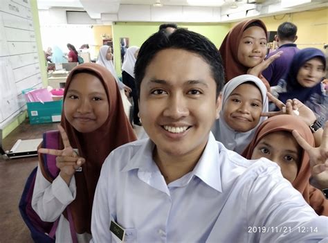 Program jalinan mesra asian week 2019 penilaian dari kpm untuk pertandingan surau tercantik peringkat kebangsaan 2019 perlis engineering research learning & innovation 2019 (perlis 5.0) Blog Cikgu Zahidi: (Lensa) Swafoto selepas penyerahan slip ...