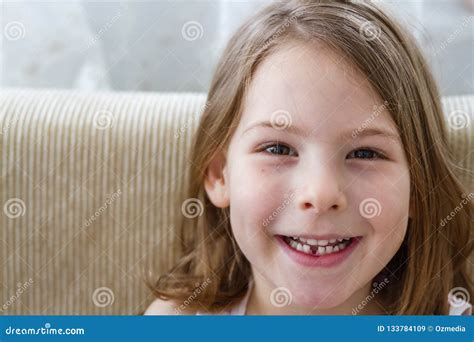 Mała śliczna Dziewczyna Z Najpierw Gubjącym Dojnym Zębem Obraz Stock