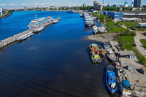 В «сосны», на берег енисея (тут живут все красноярские богачи, тут и губернаторская резиденция, и одна из президентских) быков. Метеор-208, Метеор-142, Леонид Соболев, Метеор-185, Максим ...