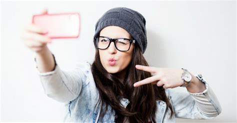 selfie comment prendre la pose et faire les plus belles photos marie claire belgique