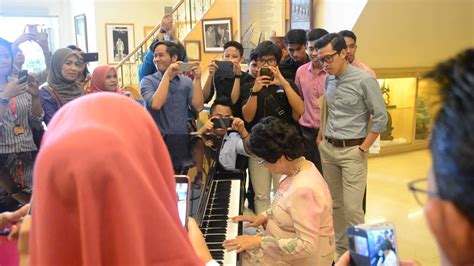 Tun dr siti hasmah mohamad ali celebrated her birthday on the 12th of july and will be releasing her biography, my name is. Tun Dr. Siti Hasmah binti Haji Mohamad Ali Bermain Piano ...