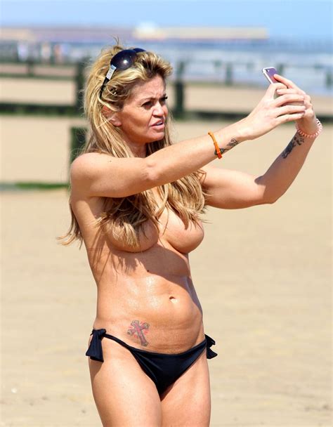 Flickor topless på stranden Arbetsbehandling