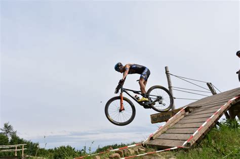 Mountainbiker milan vader is geobsedeerd door tokyo2020 de komst van het coronavirus komt hard binnen, maar toch gaat hij niet bij de pakken neerzitten. Drie op een rij voor Milan Vader in het Duitse Gedern ...