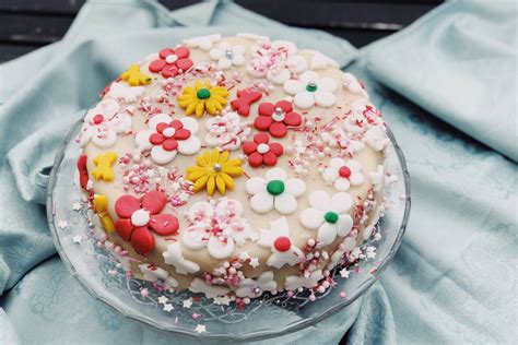 Torten dekorieren mit fondant und farbenfrohe stimmung schaffen. Torte zum Geburtstag - Meine erste Torte mit Fondant Deko ...