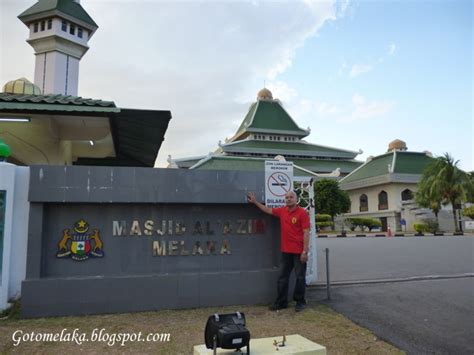 The distance between the mosque and mecca is 8722.48 km north west. Masjid Al Azim Melaka