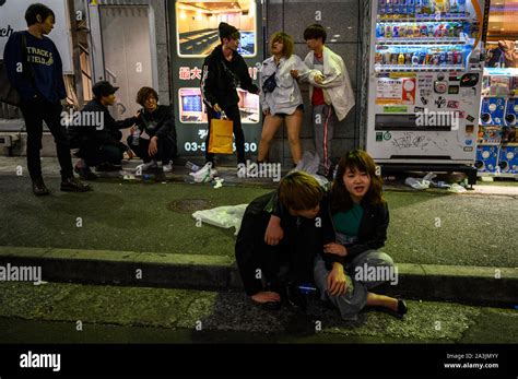 Betrunkene Jugendliche Auf Den Straßen Shibuya Center Gai Tokio Japan Stockfotografie Alamy