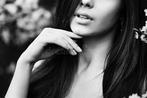 Zwart Wit Manierportret Van Mooie Vrouw Met De Lippen Van De Tederheidsvinger Stock Afbeelding
