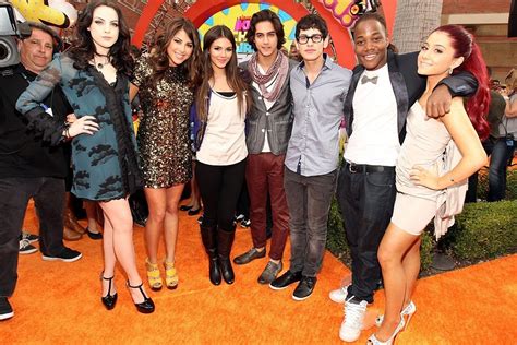 Victorious Cast Reunite For Shows Tenth Anniversary