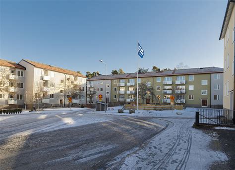 La linea verde (gröna linjen) è una delle tre linee della metropolitana di stoccolma a servizio della città di stoccolma, in svezia.comprende 49 stazioni, di cui 12 sono sotterranee e 37 in superficie, e si suddivide in tre rami, ognuno servito da una servizio ferroviario diverso, chiamati t17, t18 e t19. Landsfogden 4
