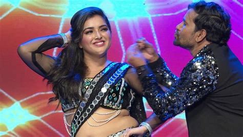 bhojpuri actress amrapali dubey dinesh lal yadav dance video goes viral on youtube आम्रपाली