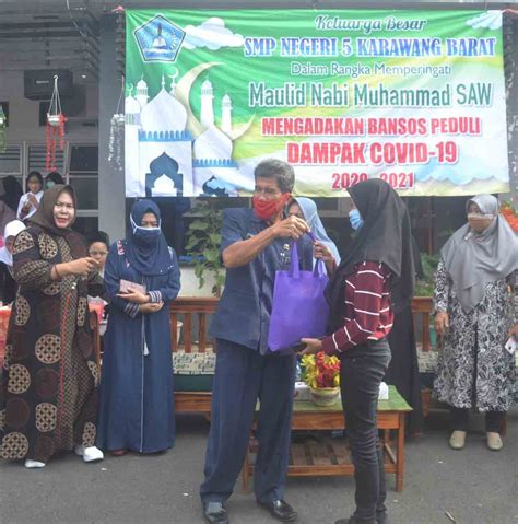 SMPN 5 Karawang Barat Salurkan Bansos | KBEOnline.id