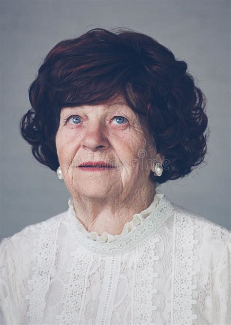 Portret Van Het Mooie Oude Volwassen Vrouw Omhoog Kijken 80 Jaar Oud Stock Foto Image Of