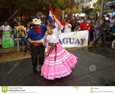 Hunderttausende fliehen vor hochwasser in paraguay. Danse De Cour Du Paraguay Photographie éditorial - Image ...