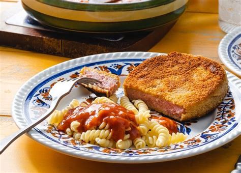 DDR - Jägerschnitzel mit Tomatensoße und Spirelli Rezept