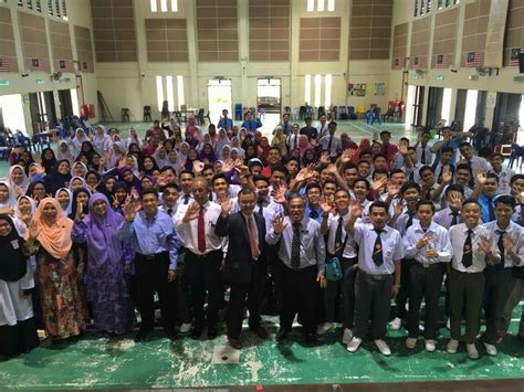 Dibiayai oleh kerajaan negeri terengganu tidak dibenarkan menyunting dan mencetak mana'mana bahagian dalam modul ini tanpa kebenaran pengarah pendidikan negeri terengganu. Suntikan Semangat, Motivasi Pecutan Akhir SPM 2017 SMK ...