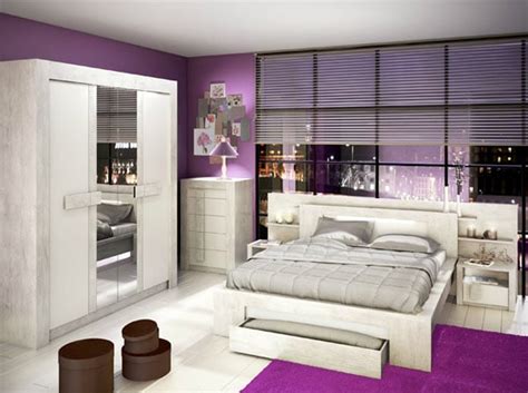 Chambre violette qui porte haut et fort certaines nuances de violet et notamment ici un qui tend vers « l'aubergine ». Chambre violette mode d'emploi