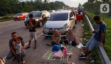 Foto Menikmati Buka Puasa Di Bahu Jalan Tol Cikopo Palimanan Foto