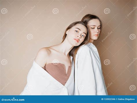 Mannequins Deux Filles Nues De Jumelles De Soeurs Belles Regardant
