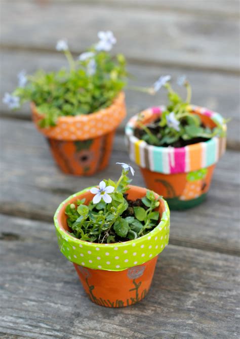 Of course, there are numerous other designs, ideas and combinations you can try so find the one that better suits you and your home. Make Mini Fairy Garden Flower Pots | Make and Takes
