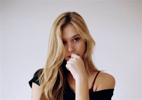 X Alexis Ren Blonde Face Women Model Wallpaper