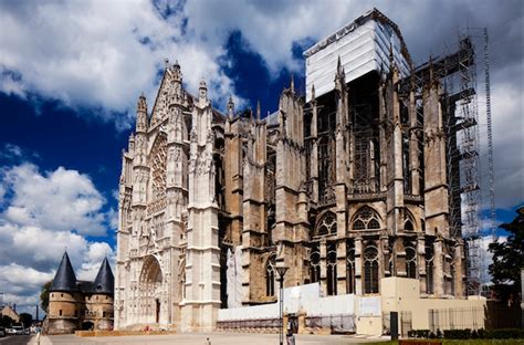 If you're new here, you may be interested in downloading the guide 20 amazing offbeat places in paris. Beauvais Cathedral © MMensler, wikipedia commons (CC BY-SA ...