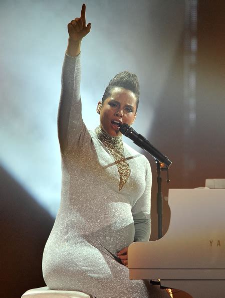 Pregnant Alicia Keys Shows Off Her Bump Entertainment Emirates247