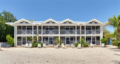 Enjoy 15 % off our best available rate as well as an additional 15% dunes clubhouse dining & bar purchases, and 20% off golf & tennis apparel, and rental clubs in addition to your complimentary dunes golf & tennis club membership. Starky Lodge - Island Inn Sanibel