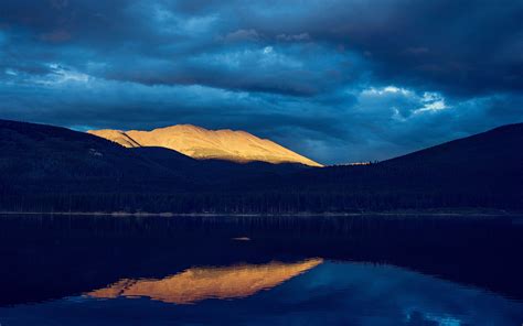 桌布 湖，山，晚上，雲，陽光，森林，水中的倒影 2560x1600 Hd 高清桌布 圖片 照片
