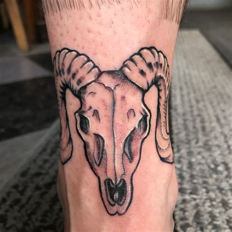 Another consideration is that little tattoos for men are easier to cover up at work. 225 Simple Tattoos: Going Simple And Meaningful - Prochronism