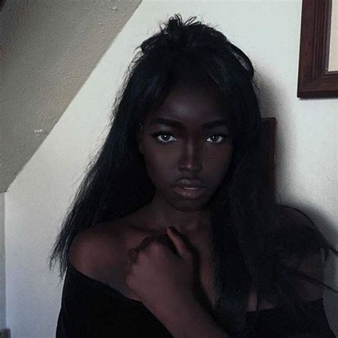 Ses fans la surnomment la Barbie noire mais vous allez voir que cette jeune femme n a rien à