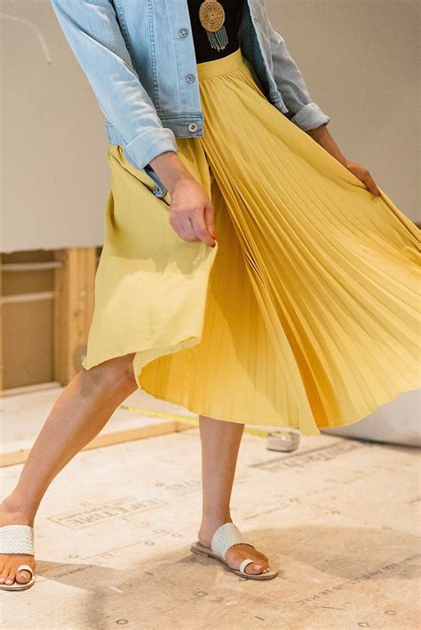 How To Wear A Yellow Pleated Skirt Summer Skirt Outfit Bluegraygal