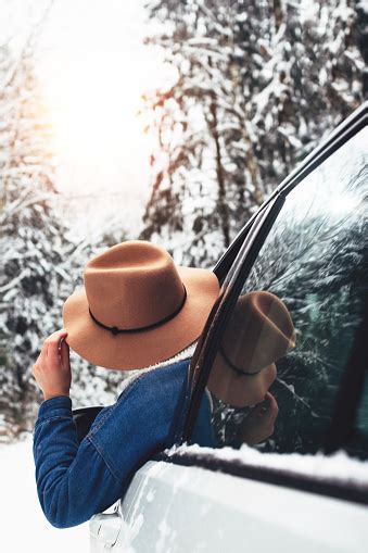 arabada oturan kadın güzel ve güzel kış karlı orman yolu Üzerinde penceresinden bakmak ve