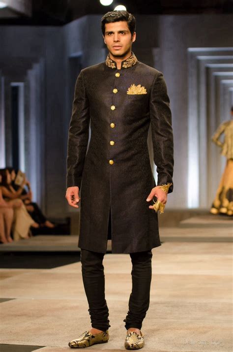 Pin By Shhyamali De On Vivāha Indian Fashion Indian Groom Wear