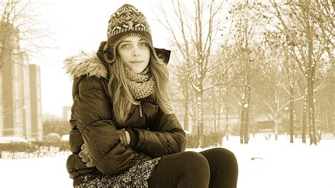 gambar alam orang salju musim dingin gadis hiking retro musim semi duduk topi mode