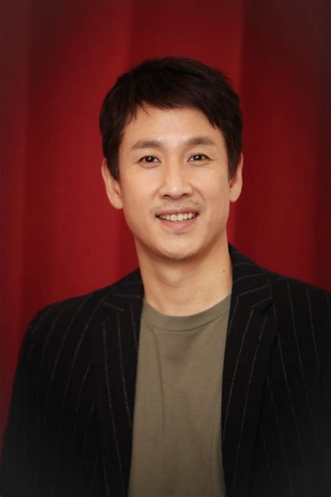 Lee sun kyun, aktor yang turut membintangi film parasite, ternyata sukses juga memainkan berbagai film lainnya. Sun-kyun Lee - Actor - CineMagia.ro
