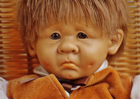 무료 이미지 사람 소녀 소년 귀엽다 남성 초상화 어린이 장난감 표정 미소 닫다 슬퍼 얼굴 인형 코