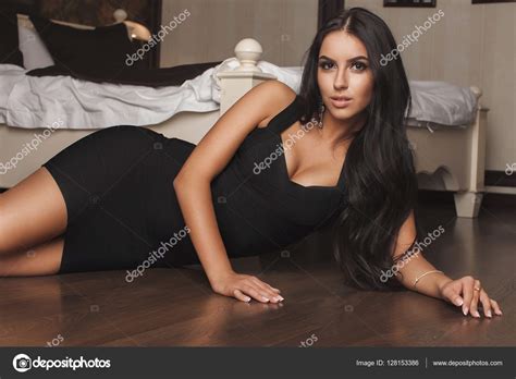 セクシーな美しいブルネット女性が黒のドレスでポーズ ストック写真 Lashkhidzetim 128153386