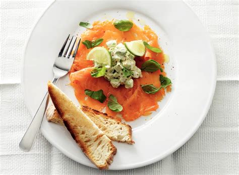 Gerookte zalm met avocadosalsa recept Allerhande