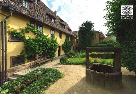 The bachhaus, photographed in an unusual perspective: Bachhaus Garten - Museumsshop Bachhaus Eisenach