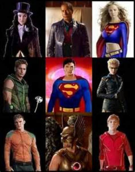 The hidden joint in cape helps with posing as well as chaning the shape of. This would have been a great team for a Smallville spin ...