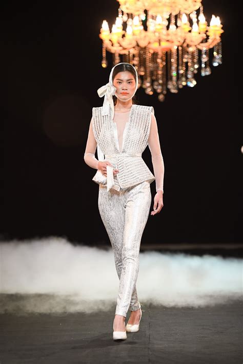 University of ulsan | uou · department of electrical engineering. Vietnam Fashion Week FW17 - Haute Couture. Designer: Duy Nguyen. Photo: Le Chi Linh | Nhà