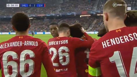 وجاء هدف محمد صلاح في مرمى ليستر سيتي عند الدقيقة 67 ، ليمنح الأفضلية لليفربول، حيث انتهى الشوط الأول بالتعادل السلبي. شاهد هدف صلاح العالمى اليوم - YouTube